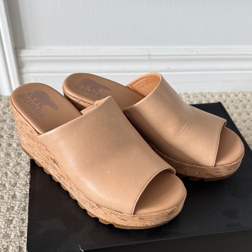 Sorel Women's Beige Cork Wedge Cameron slides euc size 6.5 Mules shoes - Picture 2 of 4